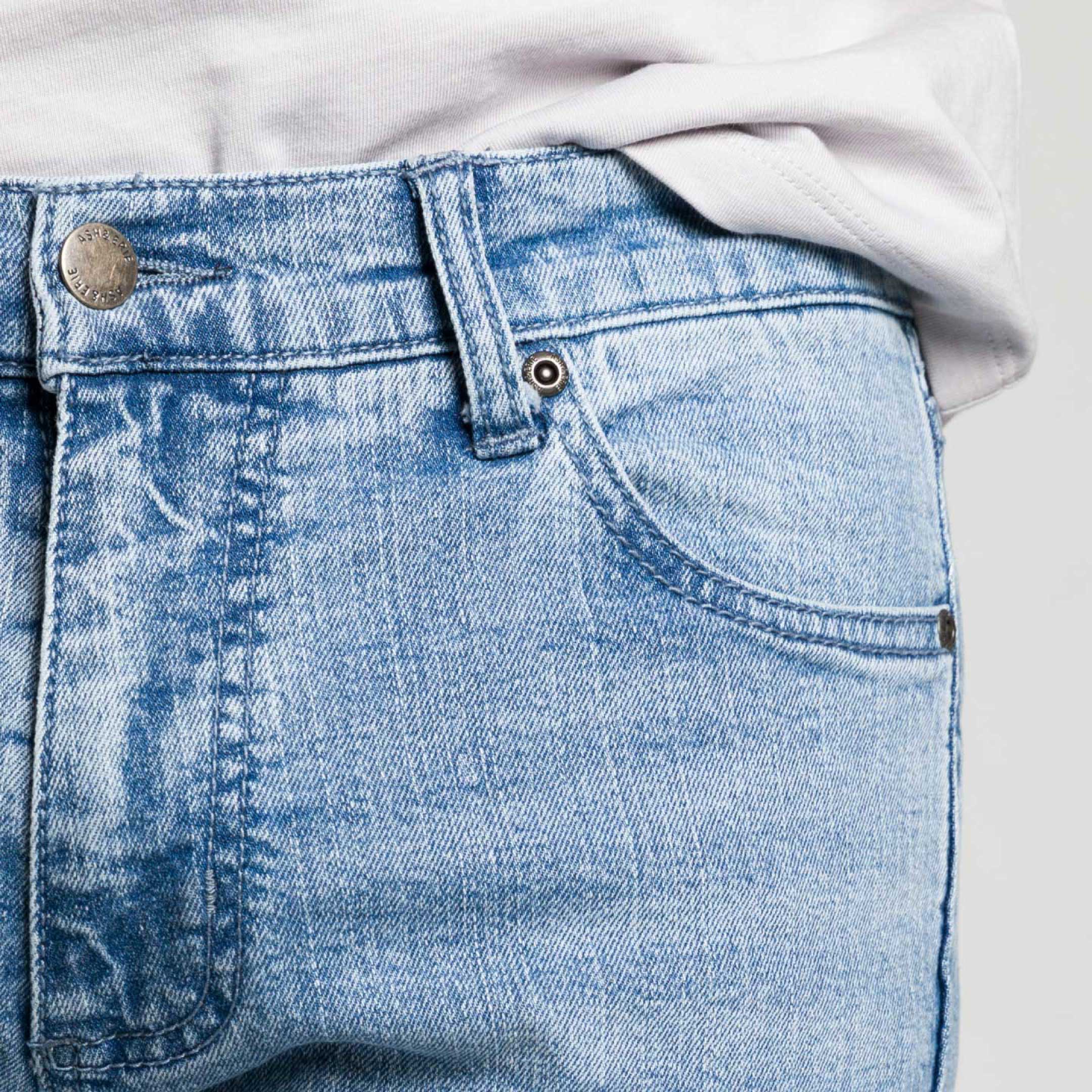 Light Wash Essential Jeans - Image 4